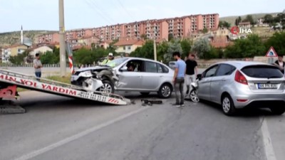  İki otomobil kafa kafaya çarpıştı: 3 yaralı