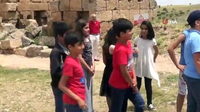 arkeoloji -  Öğrenciler sosyal bilgiler dersini Zerzevan Kalesi'nde işledi  Videosu