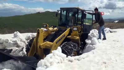 akoluk -  Yaz aylarına günler kala kar temizleme çalışmalarına devam ediyorlar  Videosu
