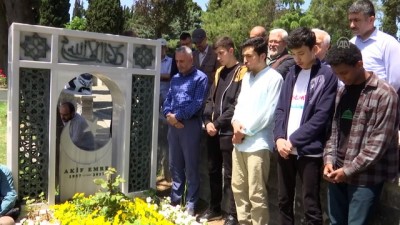 kabir ziyareti - Yazar Akif Emre mezarı başında anıldı - İSTANBUL Videosu