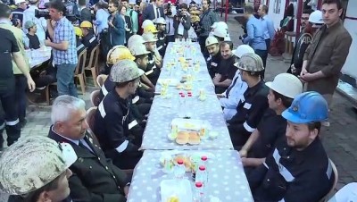 iftar sofrasi - Bakan Dönmez maden işçileriyle iftar yaptı - MANİSA Videosu