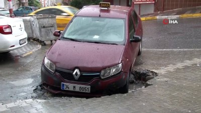 yol cokmesi -  Esenyurt’ta taksi, yol çökmesi nedeniyle oluşan çukura düştü  Videosu