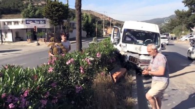 ogrenci minibusu - Öğrenci servisi refüje çarptı: 7 yaralı - MUĞLA Videosu