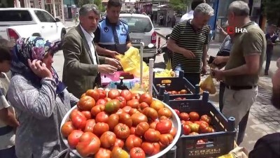 valid -  Seyyar satıcı eylem yaptı, domatesleri belediye başkanı sattı Videosu