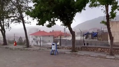 nadan - Tufanbeyli'de kuvvetli fırtına çatıları uçurdu - ADANA Videosu