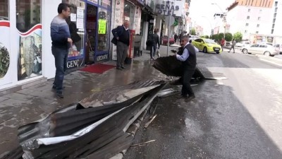 Ağrı'da şiddetli fırtına çatıları uçurdu