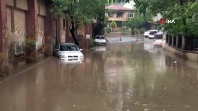 polis ekipleri -  Beykoz’da araçlar yağmur sebebiyle oluşan su birikintisinde mahsur kaldı  Videosu
