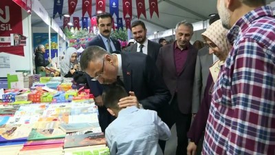 yayinevleri - Cumhurbaşkanı Yardımcısı Oktay, Sultanahmet’te kitap fuarını ziyaret etti - İSTANBUL  Videosu