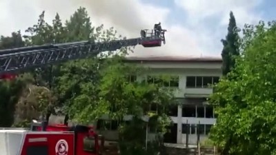 polis ekipleri - Denizli'de eski sağlık ocağı binasında yangın - DENİZLİ Videosu