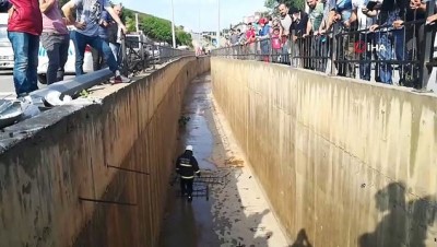 su kanali -  Kontrolden çıkan otomobil 3 metre derinliğindeki su kanalına düştü: 1 yaralı  Videosu