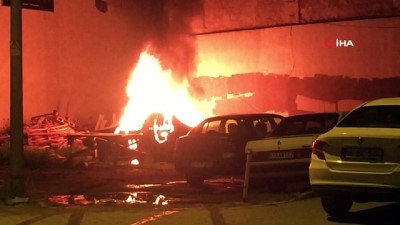 polis ekipleri -  Park halindeki otomobil alev alev yandı Videosu