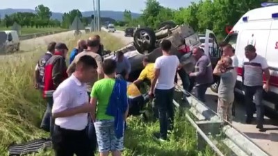 elektrik diregi -  Takla atan otomobil ağaca ve elektrik direğine çarparak durabildi: 2 yaralı  Videosu