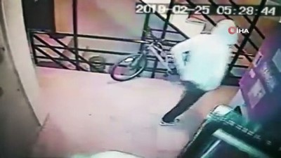 polis ekipleri -  Ev sahibinin silahla hırsızları kovalaması kamerada  Videosu