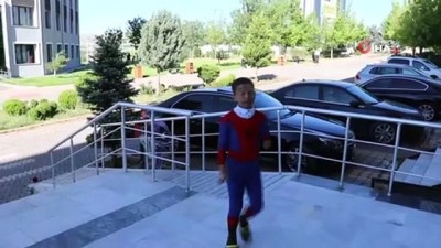 tedavi sureci -  Yüz nakli olan Suriyeli Ahmed’in 'örümcek adam' hayali  Videosu