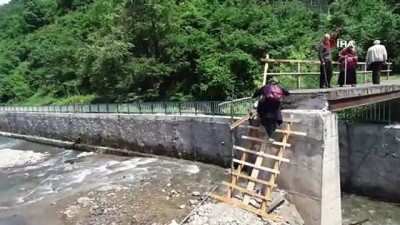 bebek -  Mahallelinin köprü çilesi...İlkel yöntemlerle yapılan köprüden geçen vatandaşlar korku dolu anlar yaşıyor  Videosu