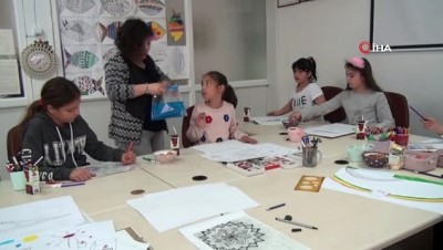  Öğrencilerine mandala sanatını öğretiyor