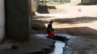 kucuk kiz -  Sıcaktan bunalan küçük kız yol kenarında böyle serinledi  Videosu