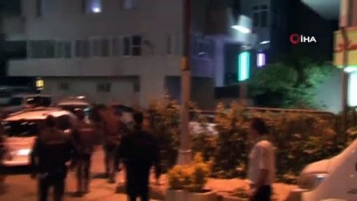 polis ekipleri -  Üsküdar Ünalan Mahallesi'nde bir sitede çevreye rast gele ateş açan şahıs polis ekipleri tarafından yakalandı.  Videosu