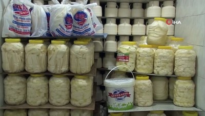  Adana'nın peynir hali... Bölgenin yağ ve peynirleri bu pazarda satılıyor 