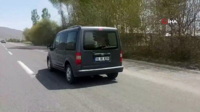 keci -  Araç bagajında yolculuk yapan dana kamerada  Videosu