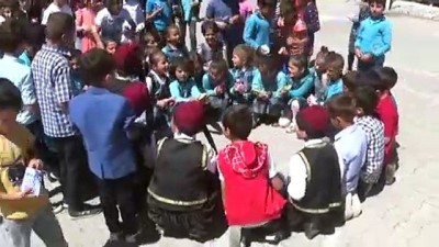 seksek - Çocuklara bayram mendili verilip geleneksel oyunlar oynatıldı - TOKAT  Videosu