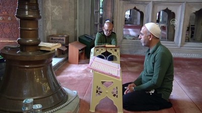 teravih namazi - İtikaf için camiye kapandılar - İSTANBUL  Videosu