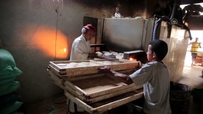 ates cemberi - Mısır'da iftar sofralarının vazgeçilmez sıcak ekmeği: Rağıf - KAHİRE  Videosu