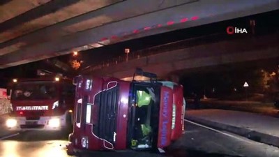 kirkoy -  Bakırköy’de alt geçide çarpan tır devrildi: 1 yaralı  Videosu