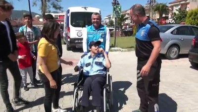 trafik polisi -  Bir günlüğüne de olsa hayallerindeki gibi polis ve itfaiye eri oldular  Videosu