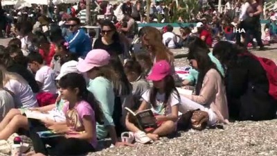  Dünyaca ünlü sahil kitap okuyan on binlerle doldu taştı 