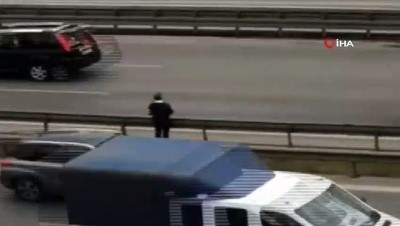 kamera -  E-5’de akan trafiğe aldırmadan yolun karşısına böyle geçti  Videosu