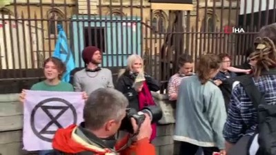  - İngiltere’deki iklim karşıtı protestolar devam ediyor
- Çevreci gençler boyunlarını Parlamento binasına bağladı