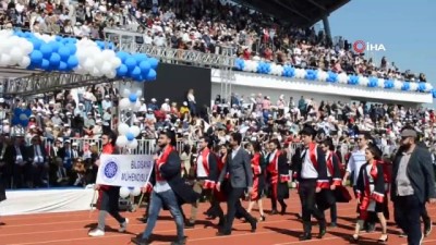 mezuniyet toreni -  Minik bebeğiyle birlikte kep attılar  Videosu