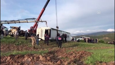 Reşadiye'de cenazeye gidenleri taşıyan otobüs devrildi (4) - TOKAT