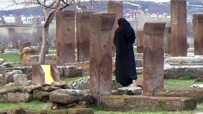 mezar taslari - Selçuklu Meydan Mezarlığı'na ilgi - BİTLİS  Videosu