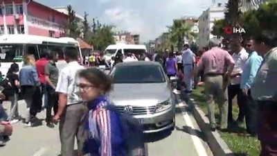 ilkogretim okulu -  Servisten inen öğrenciye otomobil çarptı: 1 yaralı Videosu