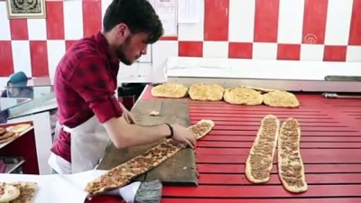 ekmek tuketimi - HUZUR VE BEREKET AYI RAMAZAN - Sivas etli ekmeği iftar sofralarını süslüyor  Videosu