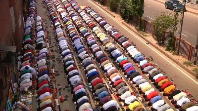 Müslümanlar Ramazan ayının son cumasında camilere akın etti