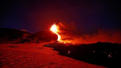 Video | Avrupa'nın en aktif volkanı Etna Yanardağı yeniden faaliyete geçti