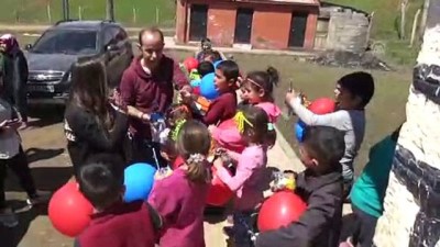 kirtasiye malzemesi - Bitlis'te çocukların 'içini ısıtan' yardım - BİTLİS  Videosu