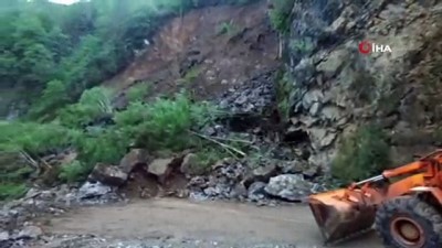 karahisar -  Giresun-Şebinkarahisar kara yolunda heyelan ulaşımı kapattı  Videosu