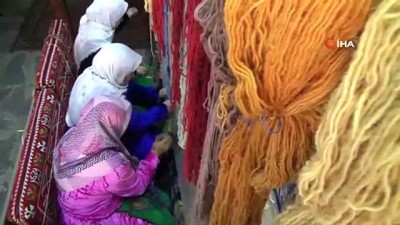 calisan kadin -  Sarayları süsleyen 'Uşak Halısı' kadınların elinde hayat buluyor  Videosu