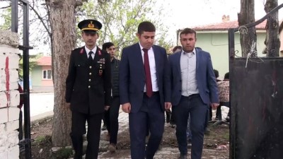 sozlesmeli - Şehit er Servet Akkuş'un babaevine Türk bayrakları asıldı - AFYONKARAHİSAR Videosu