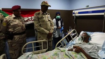 rejim karsiti - Sudan'da Askeri Konsey Başkan Yardımcısı'ndan yaralılara ziyaret - HARTUM Videosu