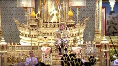 tanri - Tayland kralı Budizm ve Brahmanizm inançlarına göre kutsanmış suyla yıkandı Videosu