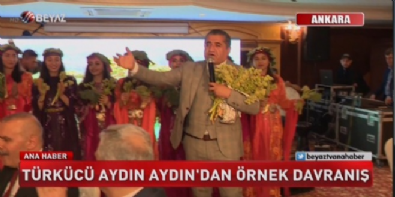 beyaz tv ana haber - Türkücü Aydın Aydın'dan örnek davranış Videosu