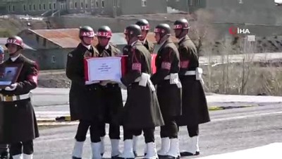  Hakkari'de şehit askerler için tören düzenlendi 