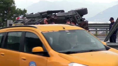 Muğla'da zırhlı polis aracı devrildi: 2 yaralı