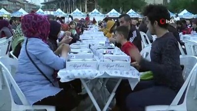  - Bağcılar'da vatandaşlar ilk iftarı Gönül Sofraları'nda açtı
