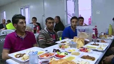 islam - Bakan Kurum, TOKİ şantiyesinde işçilerle iftar yaptı - ANKARA Videosu